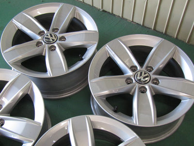 限定冬セット・フォルクスワーゲン・ビートル【ホイール】フォルクスワーゲン　16C系　ザ・ビートル　ウインター純正　Corvara（コルヴァラ）【タイヤ】ピレリ　アイスゼロアシンメトリコ（保土ヶ谷本店）