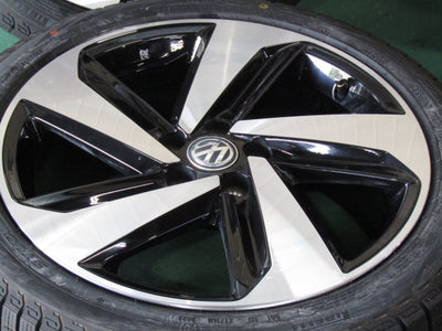 限定特価・フォルクスワーゲン・ポロ・POLO【ホイール】フォルクスワーゲン　AW系　ポロGTI純正　Miltonkeynes（ミルトンキーンズ）【タイヤ】ピレリ　アイスゼロアシンメトリコ（保土ヶ谷本店）