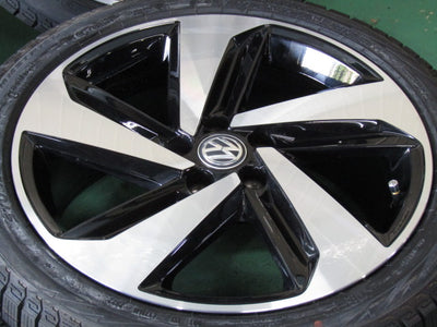 限定特価・フォルクスワーゲン・ポロ・POLO【ホイール】フォルクスワーゲン　AW系　ポロGTI純正　Miltonkeynes（ミルトンキーンズ）【タイヤ】ピレリ　アイスゼロアシンメトリコ（保土ヶ谷本店）