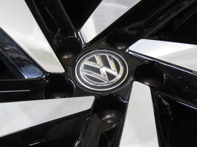 限定特価・フォルクスワーゲン・ポロ・POLO【ホイール】フォルクスワーゲン　AW系　ポロGTI純正　Miltonkeynes（ミルトンキーンズ）【タイヤ】ピレリ　アイスゼロアシンメトリコ（保土ヶ谷本店）