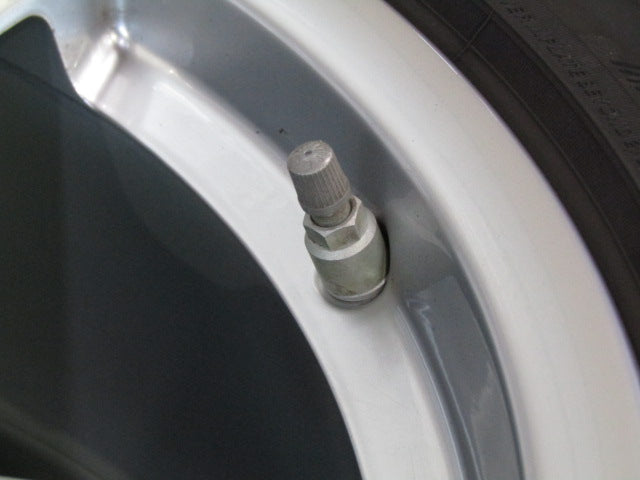 綺麗な純正品・ケイマン・ボクスター【ホイール】Porsche（ポルシェ）981型　ケイマンS純正【タイヤ】ヨコハマ　ADVAN（アドバン）スポーツV105　ポルシェ承認（保土ヶ谷本店）