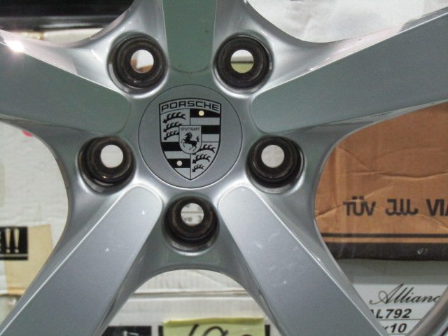 冬のお買い得セット・ポルシェ・マカン・マカンS【ホイール】ポルシェ　95b系　マカン　ベースグレード前期純正【タイヤ】ピレリ　アイスゼロアシンメトリコ（保土ヶ谷本店）