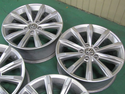 冬の準備に・フォルクスワーゲン・T-ロック・パサート・シャラン【ホイール】フォルクスワーゲン　3G系（B8）パサート純正　LONDON（ロンドン）【タイヤ】ピレリ　アイスゼロアシンメトリコ（保土ヶ谷本店）。