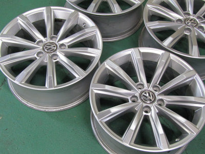 冬の準備に・フォルクスワーゲン・T-ロック・パサート・シャラン【ホイール】フォルクスワーゲン　3G系（B8）パサート純正　LONDON（ロンドン）【タイヤ】ピレリ　アイスゼロアシンメトリコ（保土ヶ谷本店）。