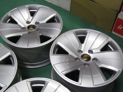 目立つキズ無し・ポルシェ・タイカン【ホイール】ポルシェ　J1N系　タイカン　ベースグレード純正　ホイールのみ【タイヤ】無し（港北店）